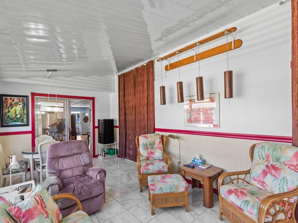 На продажу: $87,000 (2 спален, 2 ванн, 1350 Квадратных фут)