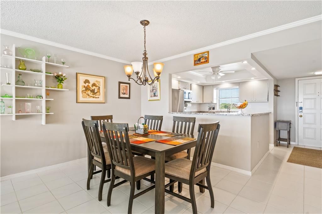 На продажу: $350,000 (2 спален, 2 ванн, 1300 Квадратных фут)