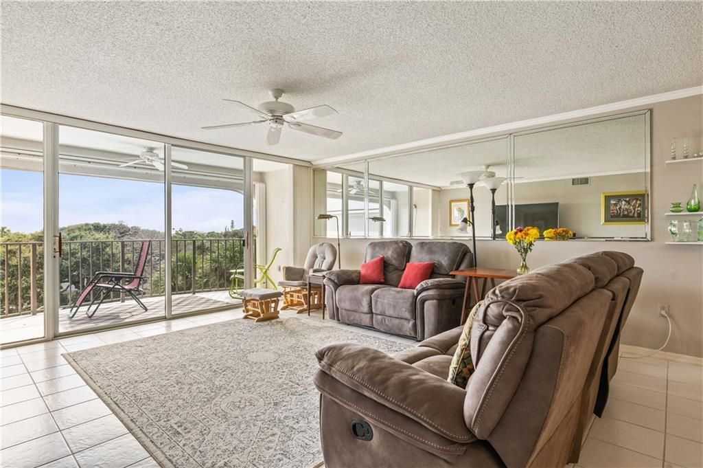 На продажу: $350,000 (2 спален, 2 ванн, 1300 Квадратных фут)