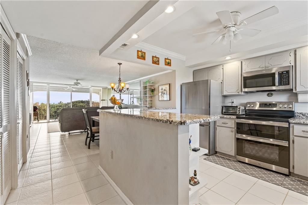 На продажу: $350,000 (2 спален, 2 ванн, 1300 Квадратных фут)