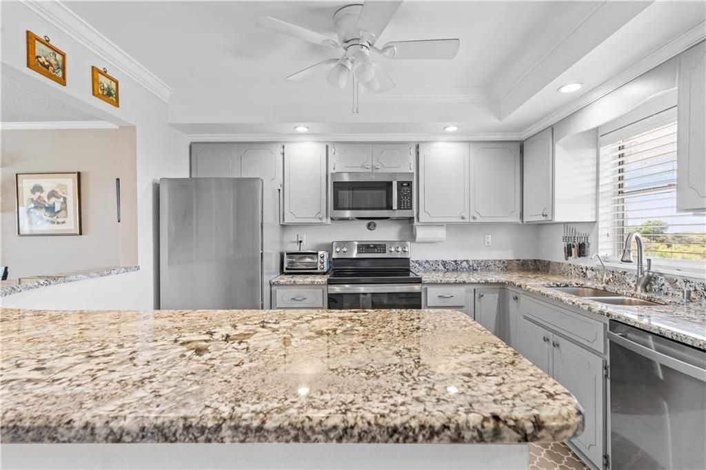 На продажу: $350,000 (2 спален, 2 ванн, 1300 Квадратных фут)