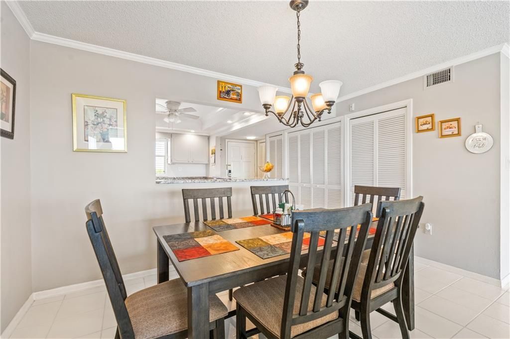 На продажу: $350,000 (2 спален, 2 ванн, 1300 Квадратных фут)