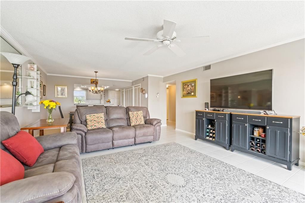 На продажу: $350,000 (2 спален, 2 ванн, 1300 Квадратных фут)