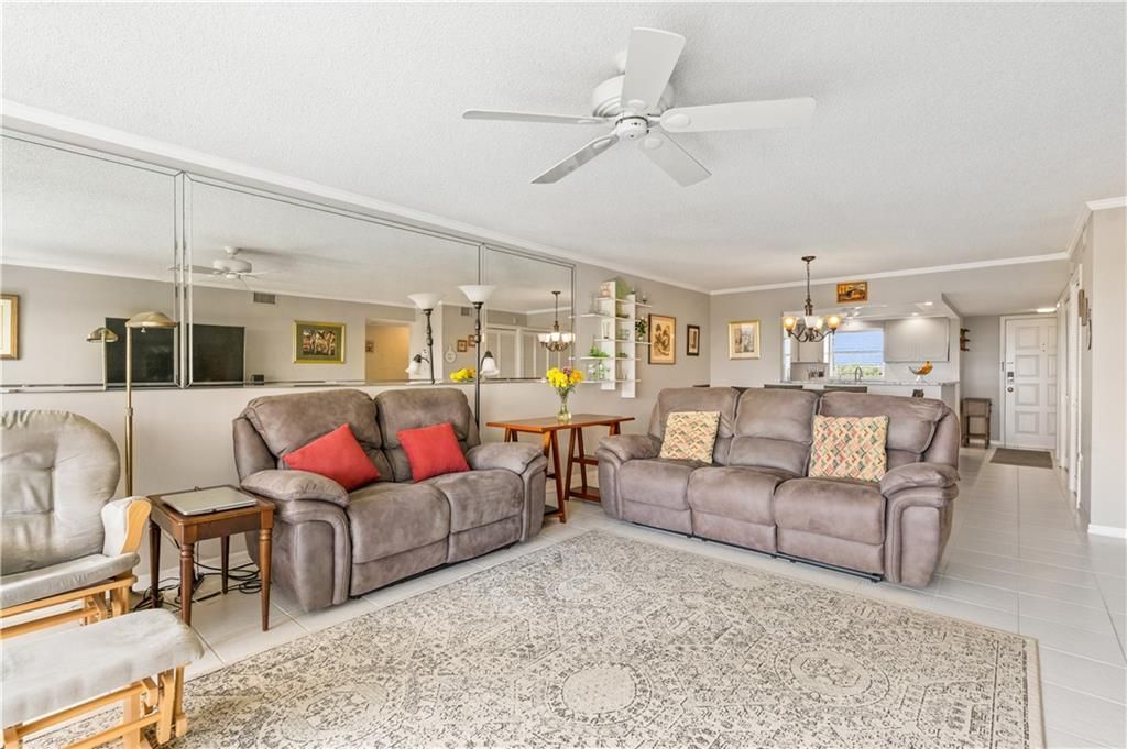 На продажу: $350,000 (2 спален, 2 ванн, 1300 Квадратных фут)