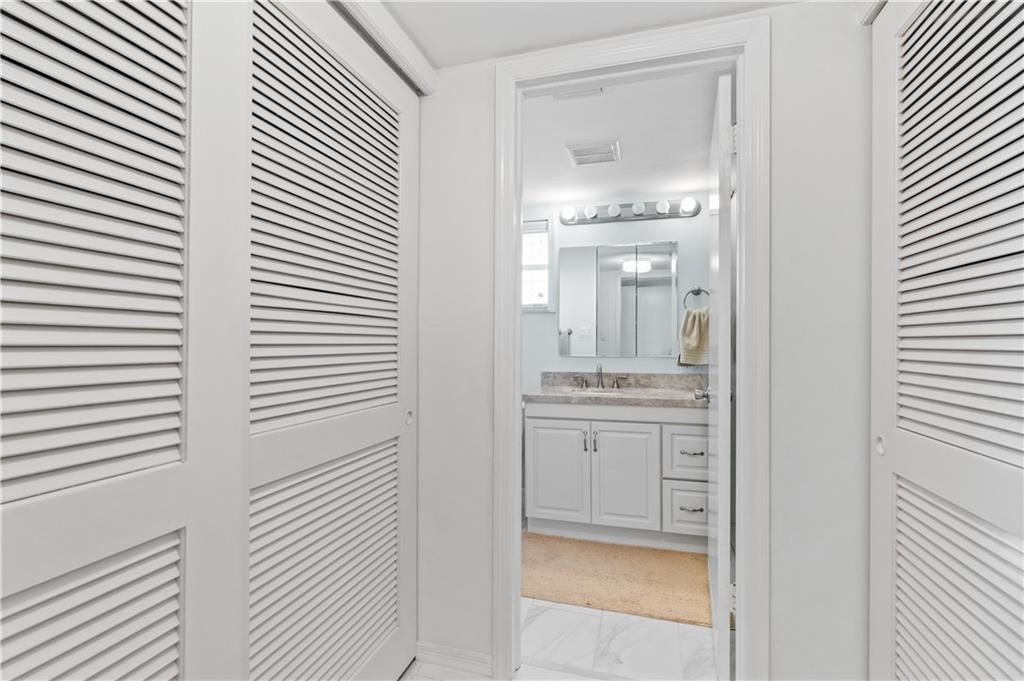 На продажу: $350,000 (2 спален, 2 ванн, 1300 Квадратных фут)