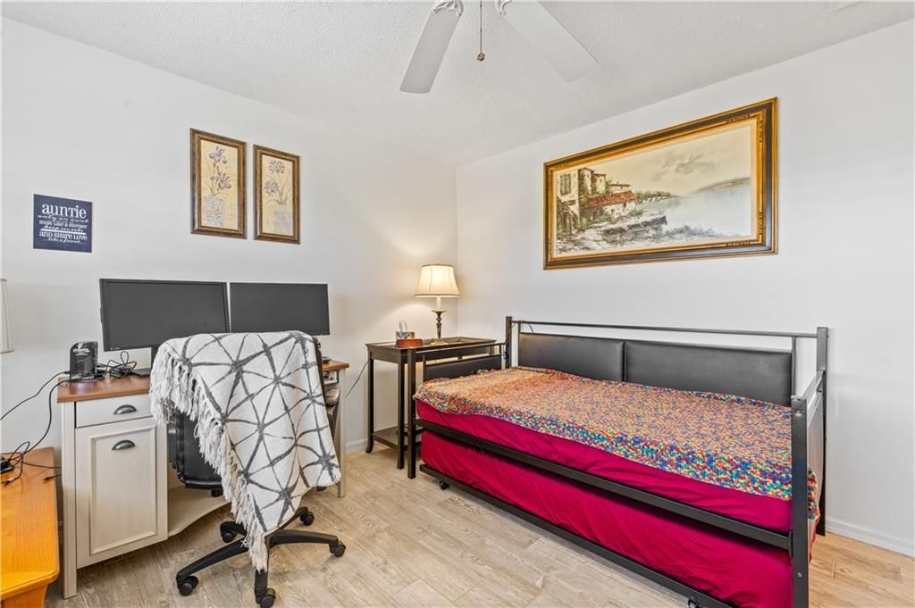 На продажу: $350,000 (2 спален, 2 ванн, 1300 Квадратных фут)