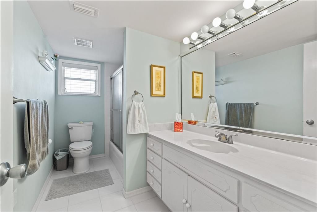 На продажу: $350,000 (2 спален, 2 ванн, 1300 Квадратных фут)