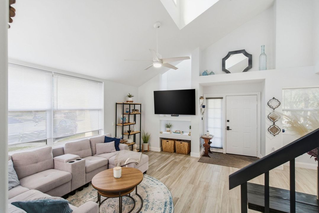 For Sale: $299,900 (3 beds, 2 baths, 1296 Square Feet)