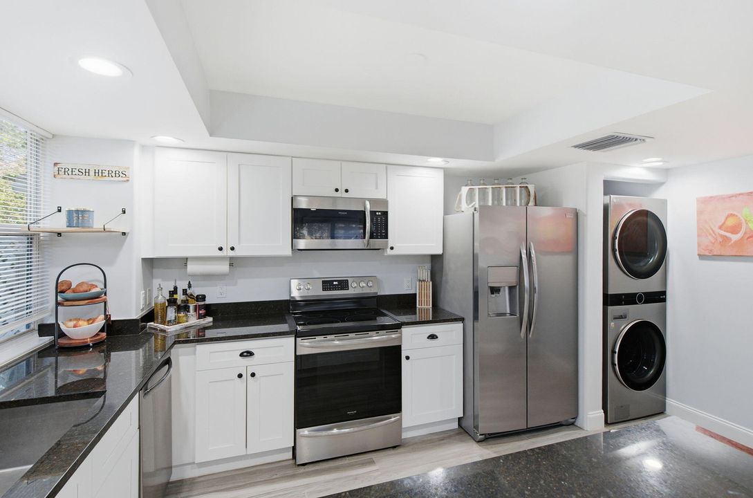 For Sale: $299,900 (3 beds, 2 baths, 1296 Square Feet)