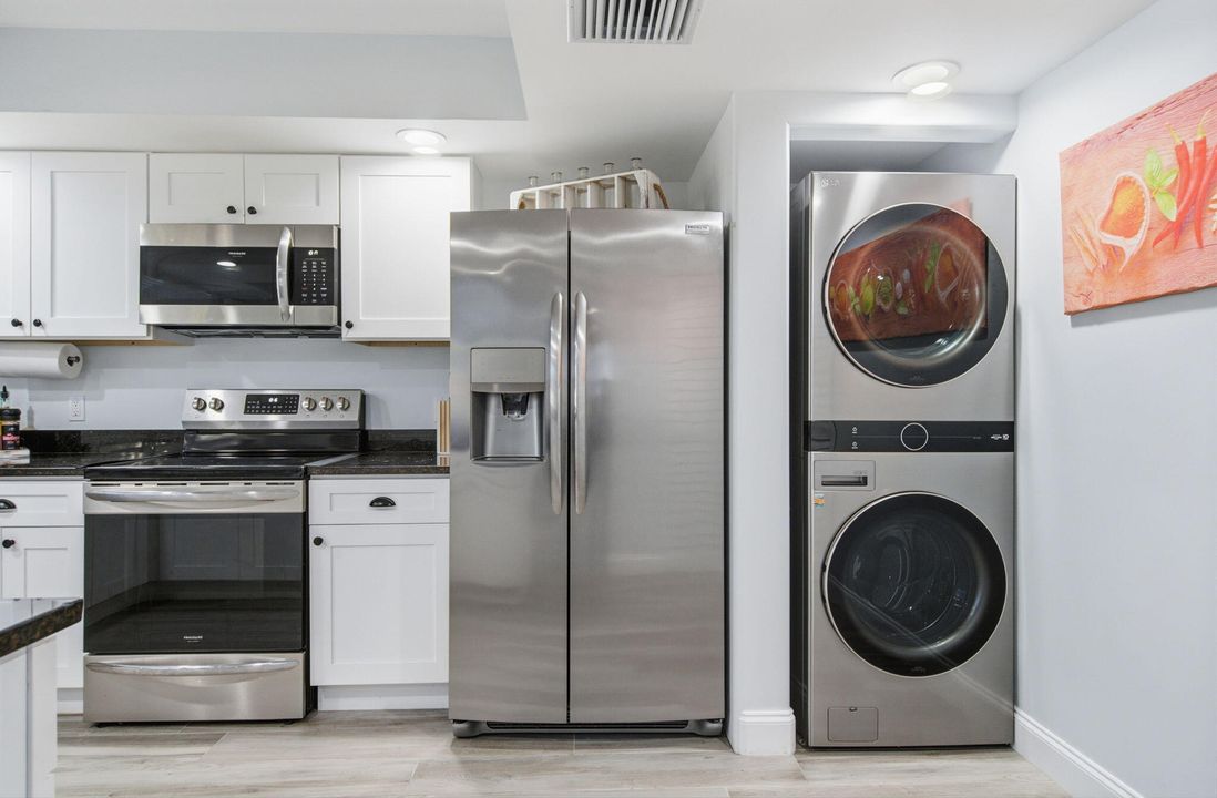 For Sale: $299,900 (3 beds, 2 baths, 1296 Square Feet)