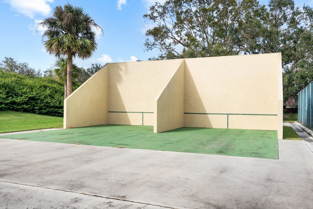 For Sale: $299,900 (3 beds, 2 baths, 1296 Square Feet)