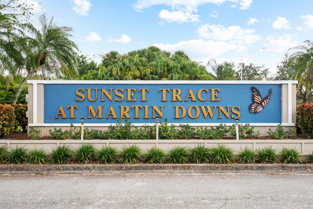 For Sale: $299,900 (3 beds, 2 baths, 1296 Square Feet)