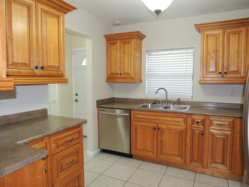 Active With Contract: $2,300 (3 beds, 2 baths, 1268 Square Feet)