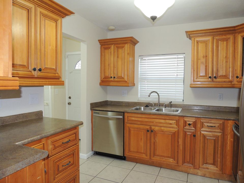 Active With Contract: $2,300 (3 beds, 2 baths, 1268 Square Feet)