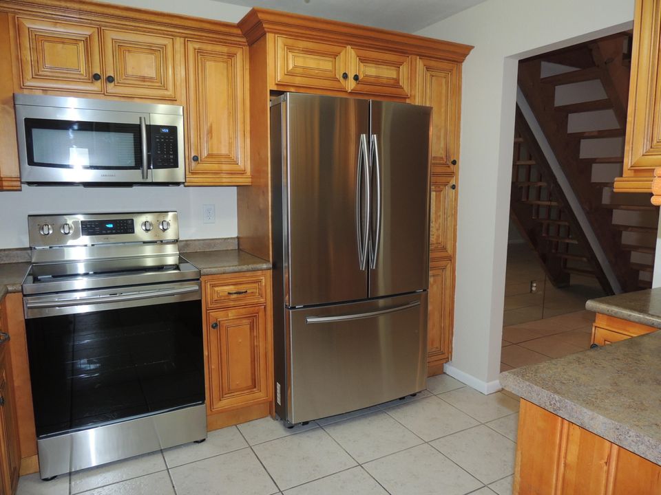 Active With Contract: $2,300 (3 beds, 2 baths, 1268 Square Feet)