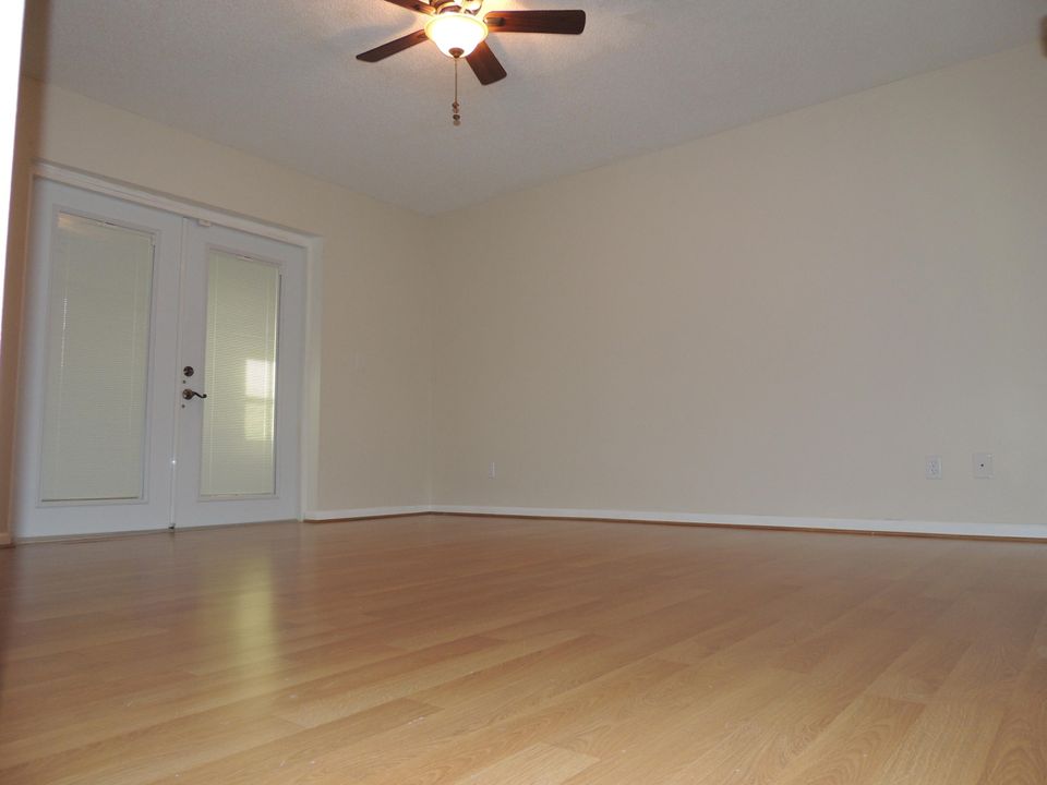 Active With Contract: $2,300 (3 beds, 2 baths, 1268 Square Feet)