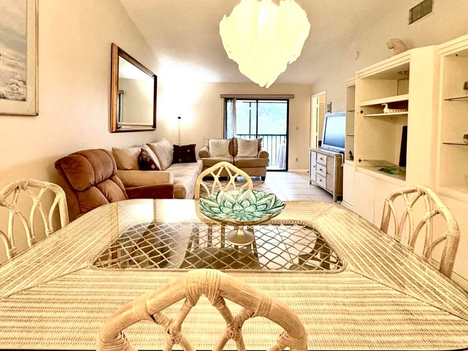 Active With Contract: $2,000 (2 beds, 2 baths, 900 Square Feet)