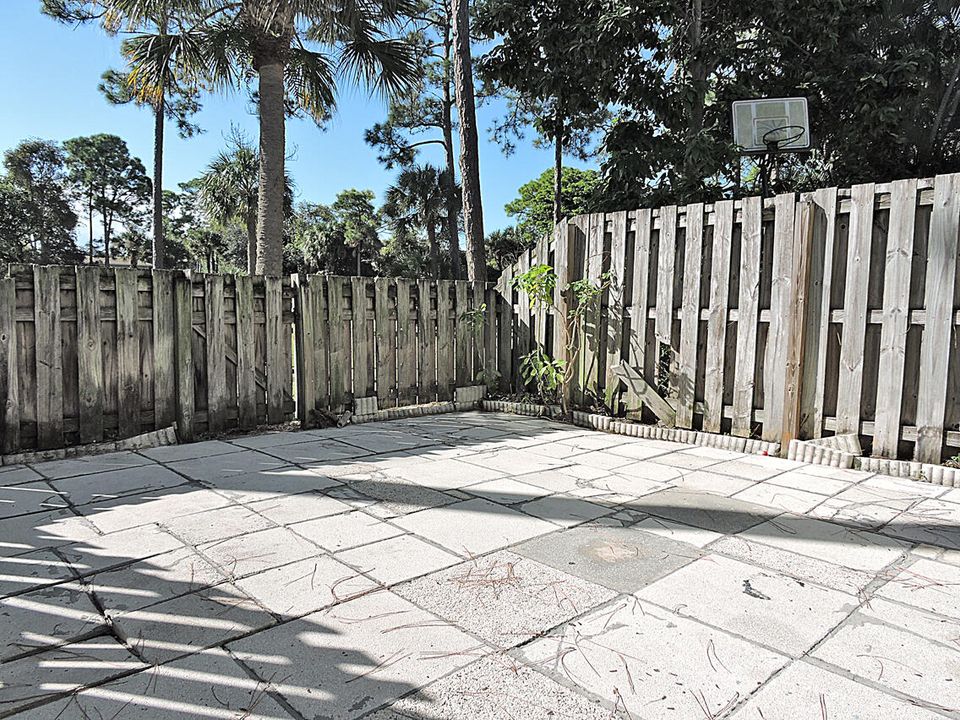 For Rent: $2,500 (3 beds, 2 baths, 1396 Square Feet)