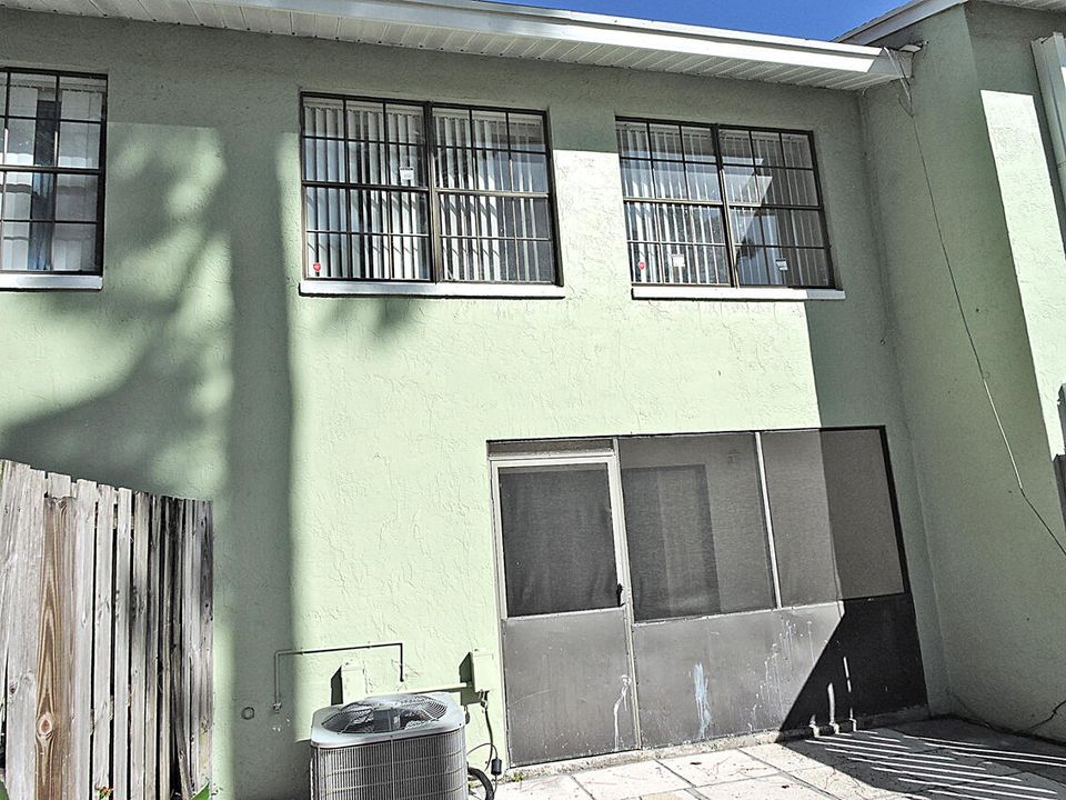 For Rent: $2,500 (3 beds, 2 baths, 1396 Square Feet)