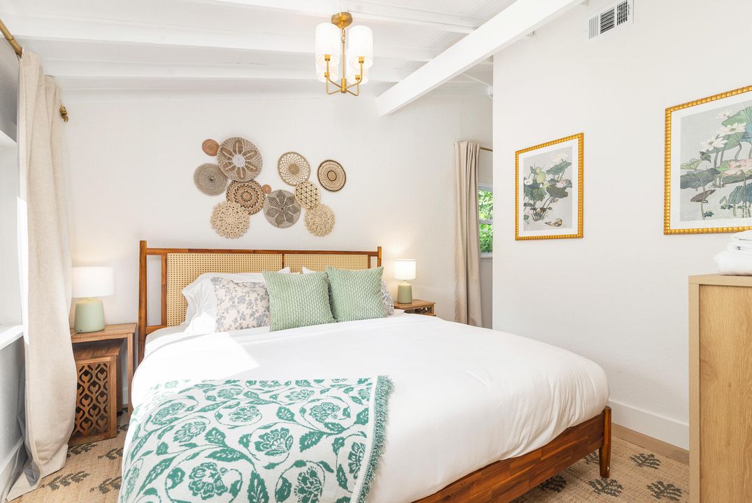 For Sale: $1,195,000 (3 beds, 2 baths, 1240 Square Feet)