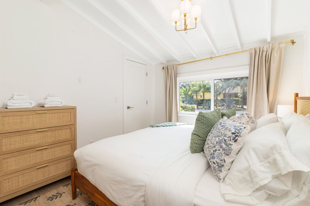 For Sale: $1,195,000 (3 beds, 2 baths, 1240 Square Feet)