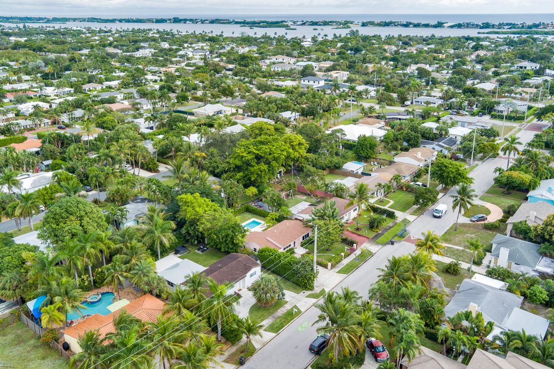 For Sale: $1,195,000 (3 beds, 2 baths, 1240 Square Feet)