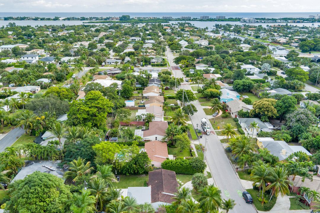 For Sale: $1,195,000 (3 beds, 2 baths, 1240 Square Feet)