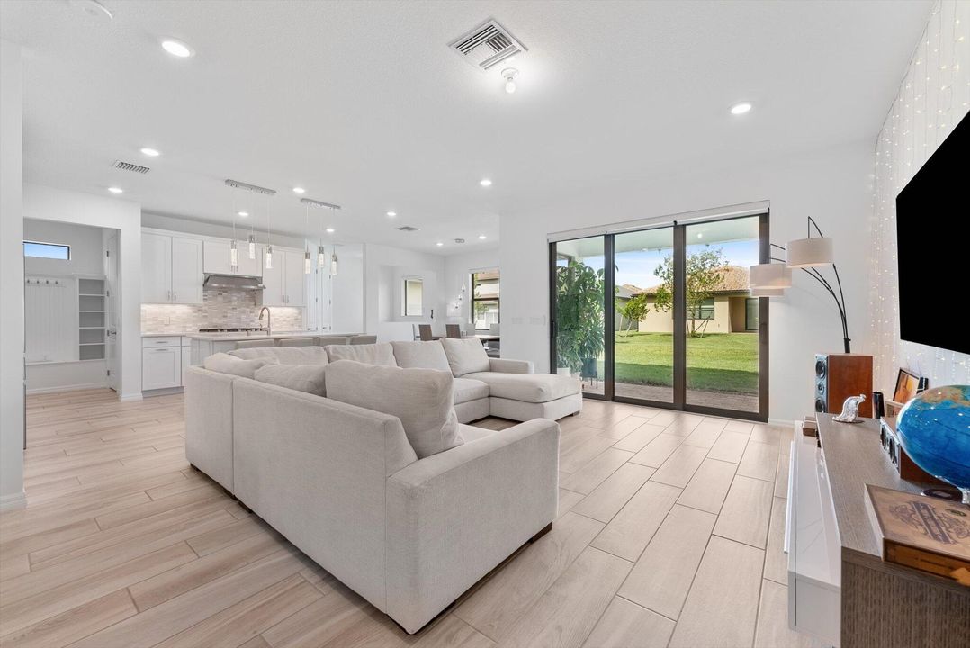 En Venta: $795,000 (5 camas, 3 baños, 3223 Pies cuadrados)