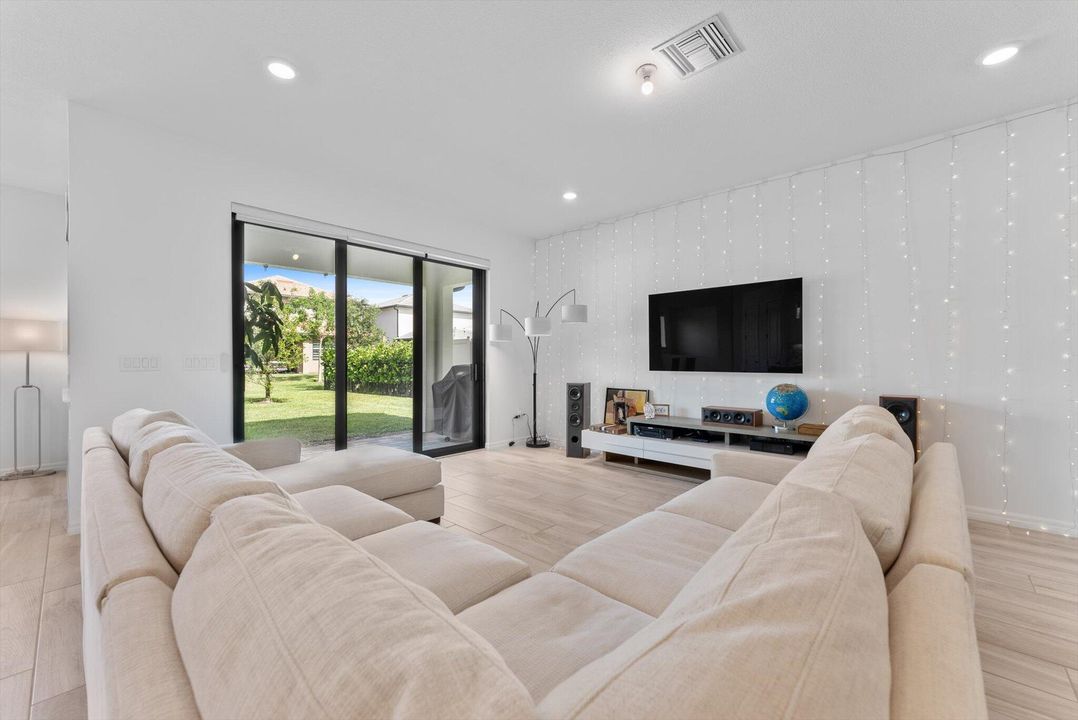 En Venta: $795,000 (5 camas, 3 baños, 3223 Pies cuadrados)