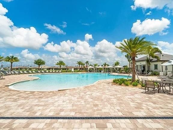 En Venta: $795,000 (5 camas, 3 baños, 3223 Pies cuadrados)