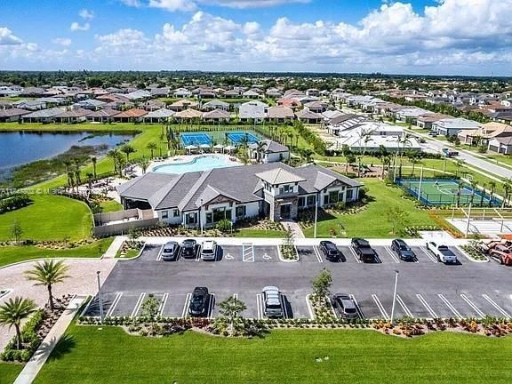 En Venta: $795,000 (5 camas, 3 baños, 3223 Pies cuadrados)