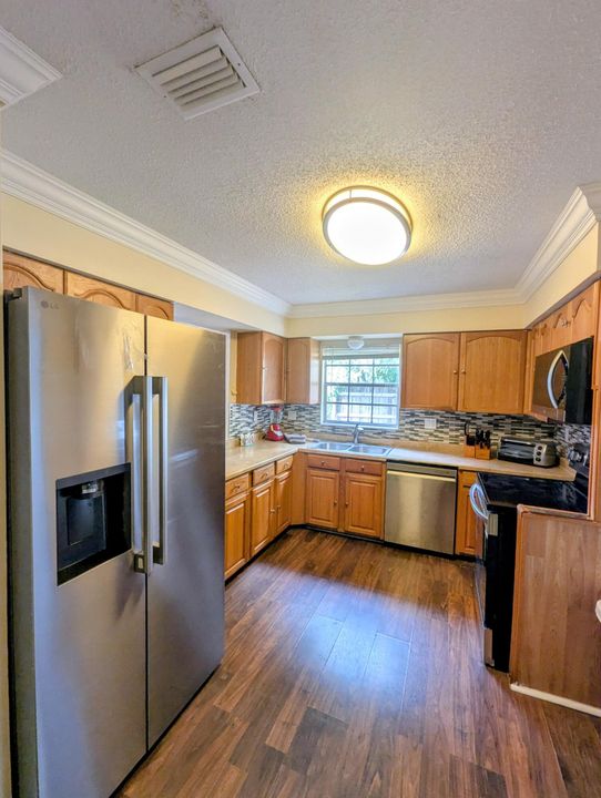 For Rent: $4,400 (3 beds, 2 baths, 1280 Square Feet)