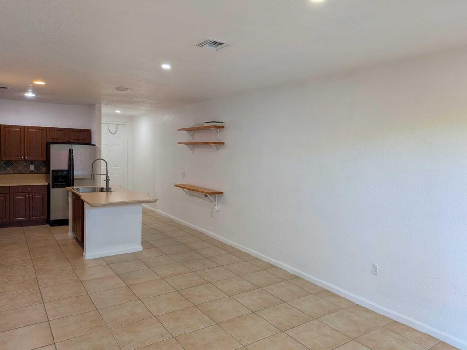 待售: $380,000 (2 贝兹, 2 浴室, 1186 平方英尺)