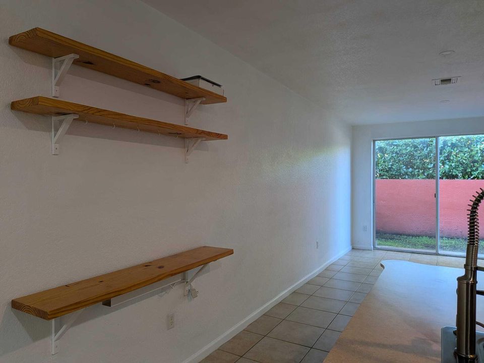 待售: $380,000 (2 贝兹, 2 浴室, 1186 平方英尺)