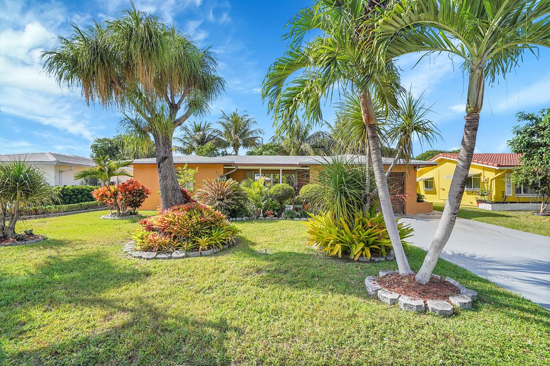 For Sale: $349,000 (2 beds, 2 baths, 1449 Square Feet)