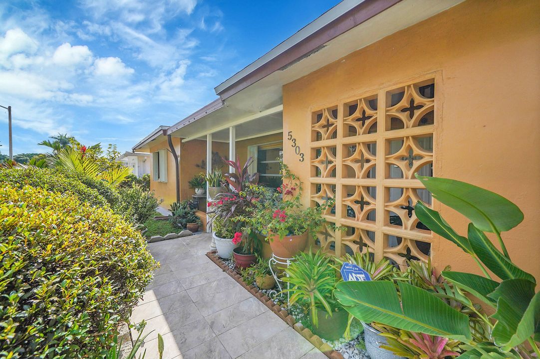 For Sale: $349,000 (2 beds, 2 baths, 1449 Square Feet)