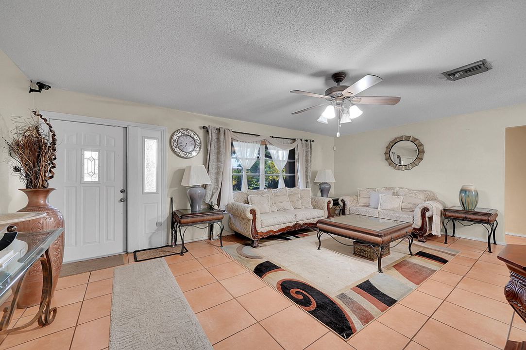 For Sale: $349,000 (2 beds, 2 baths, 1449 Square Feet)