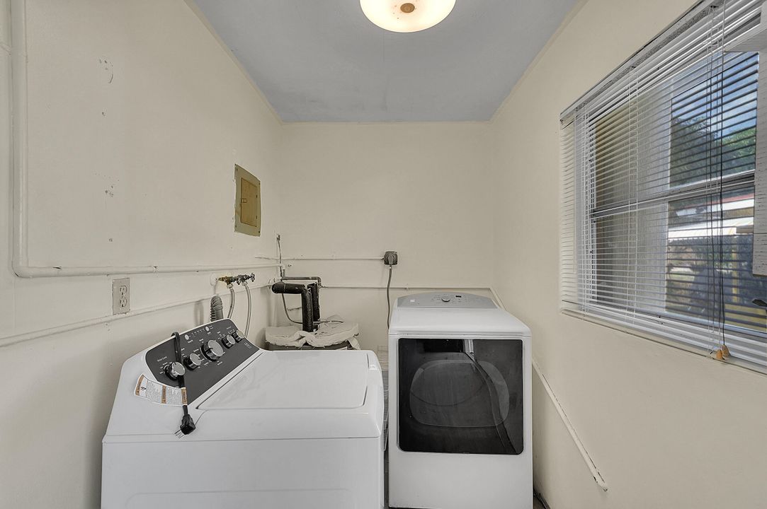 For Sale: $349,000 (2 beds, 2 baths, 1449 Square Feet)