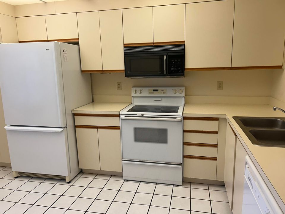 For Sale: $219,900 (2 beds, 2 baths, 1196 Square Feet)
