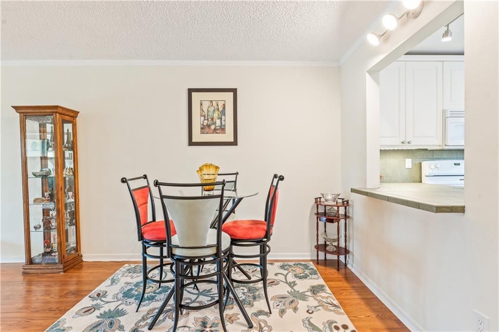 На продажу: $325,000 (2 спален, 2 ванн, 1200 Квадратных фут)