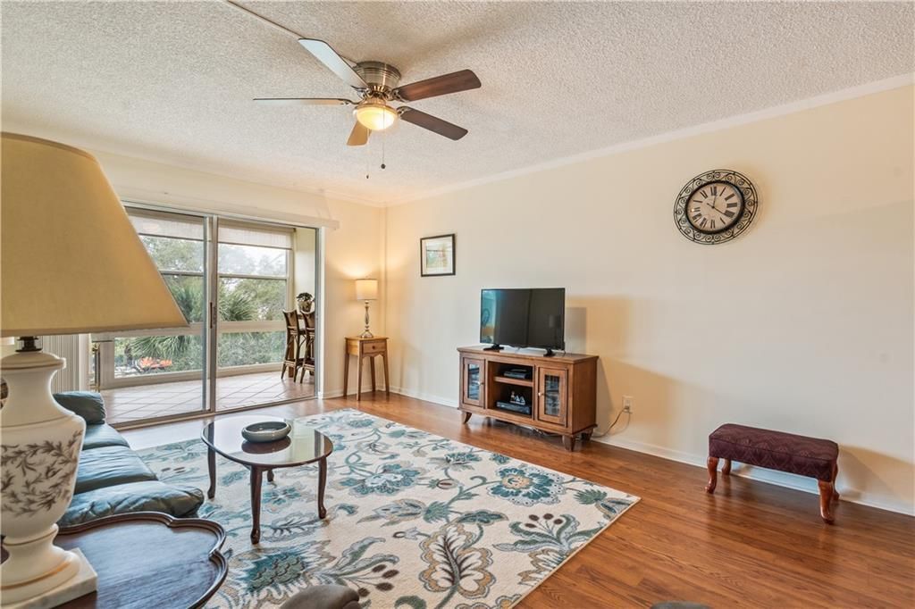 На продажу: $325,000 (2 спален, 2 ванн, 1200 Квадратных фут)