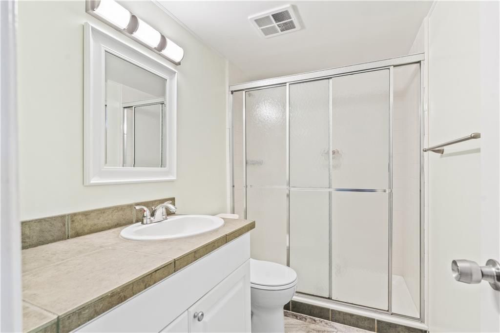 На продажу: $325,000 (2 спален, 2 ванн, 1200 Квадратных фут)