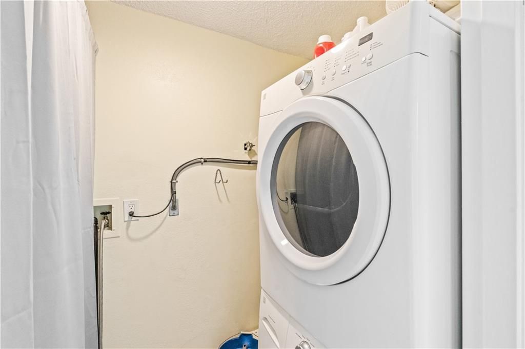 На продажу: $325,000 (2 спален, 2 ванн, 1200 Квадратных фут)