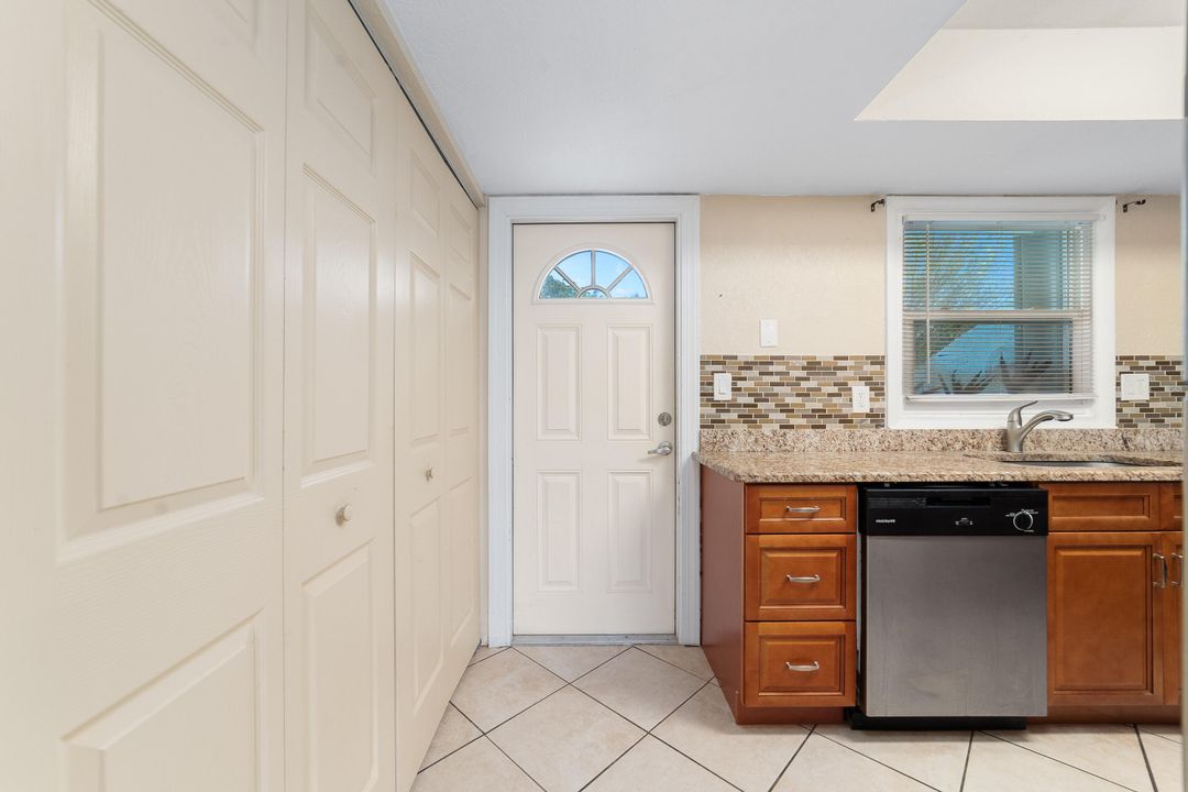 待售: $300,000 (2 贝兹, 1 浴室, 1088 平方英尺)