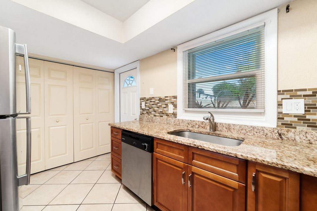 待售: $300,000 (2 贝兹, 1 浴室, 1088 平方英尺)