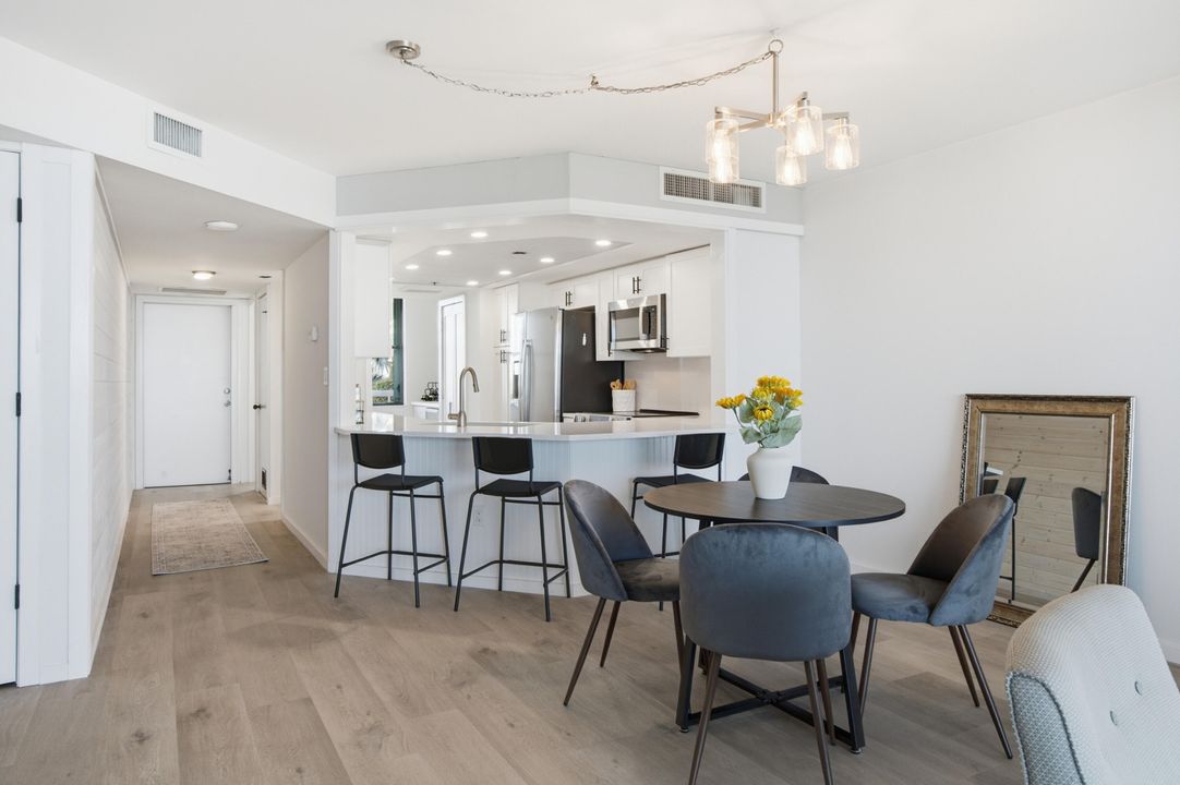 For Sale: $440,000 (1 beds, 2 baths, 1011 Square Feet)