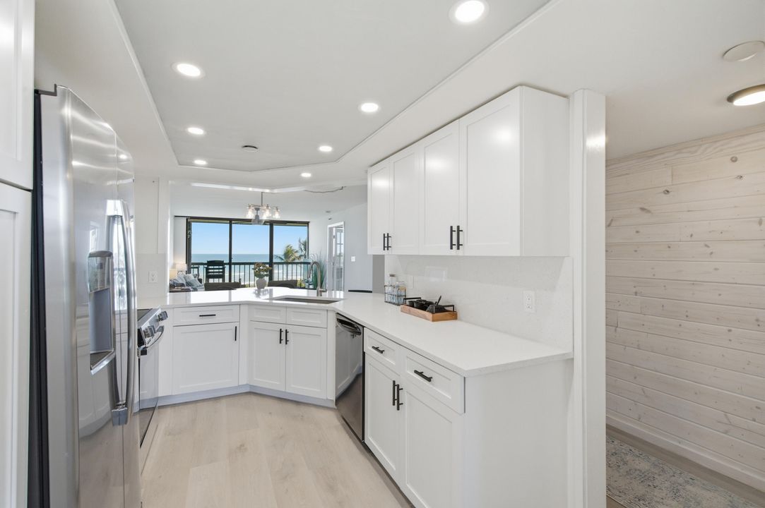 For Sale: $440,000 (1 beds, 2 baths, 1011 Square Feet)