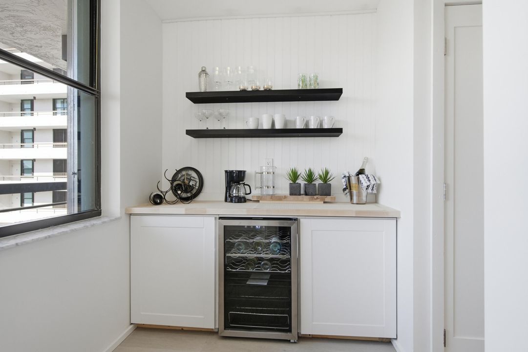 For Sale: $440,000 (1 beds, 2 baths, 1011 Square Feet)