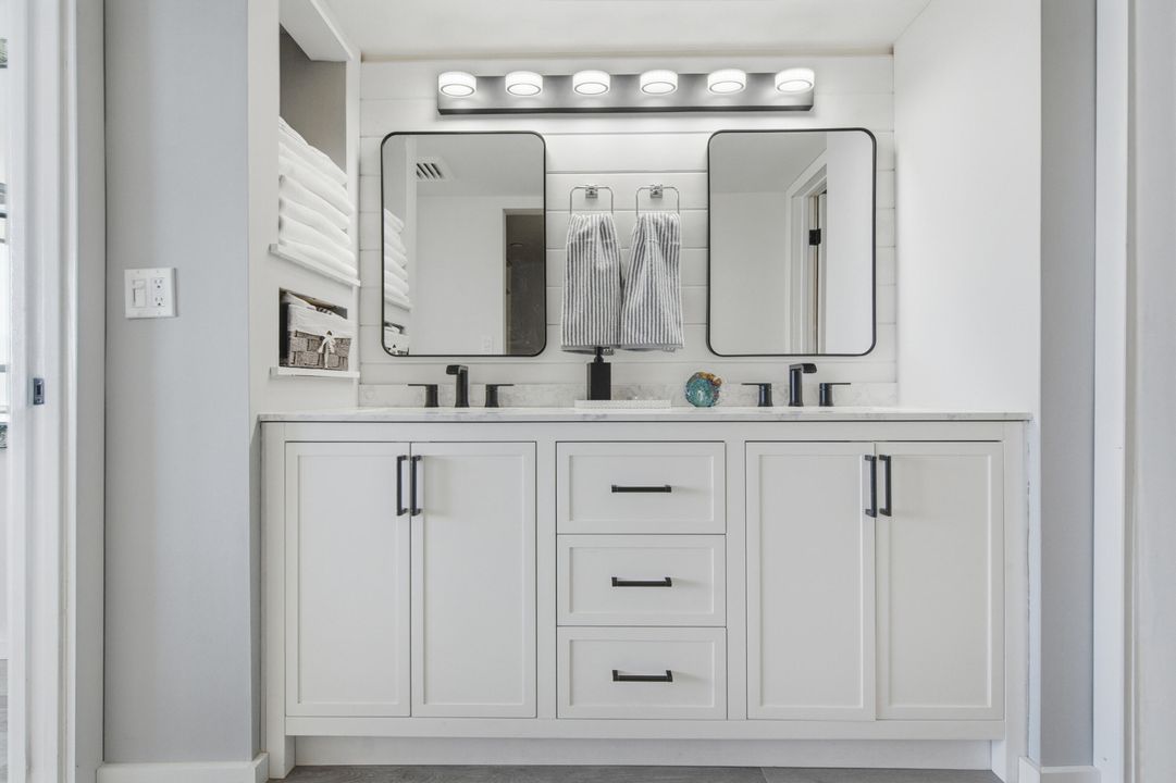 For Sale: $440,000 (1 beds, 2 baths, 1011 Square Feet)