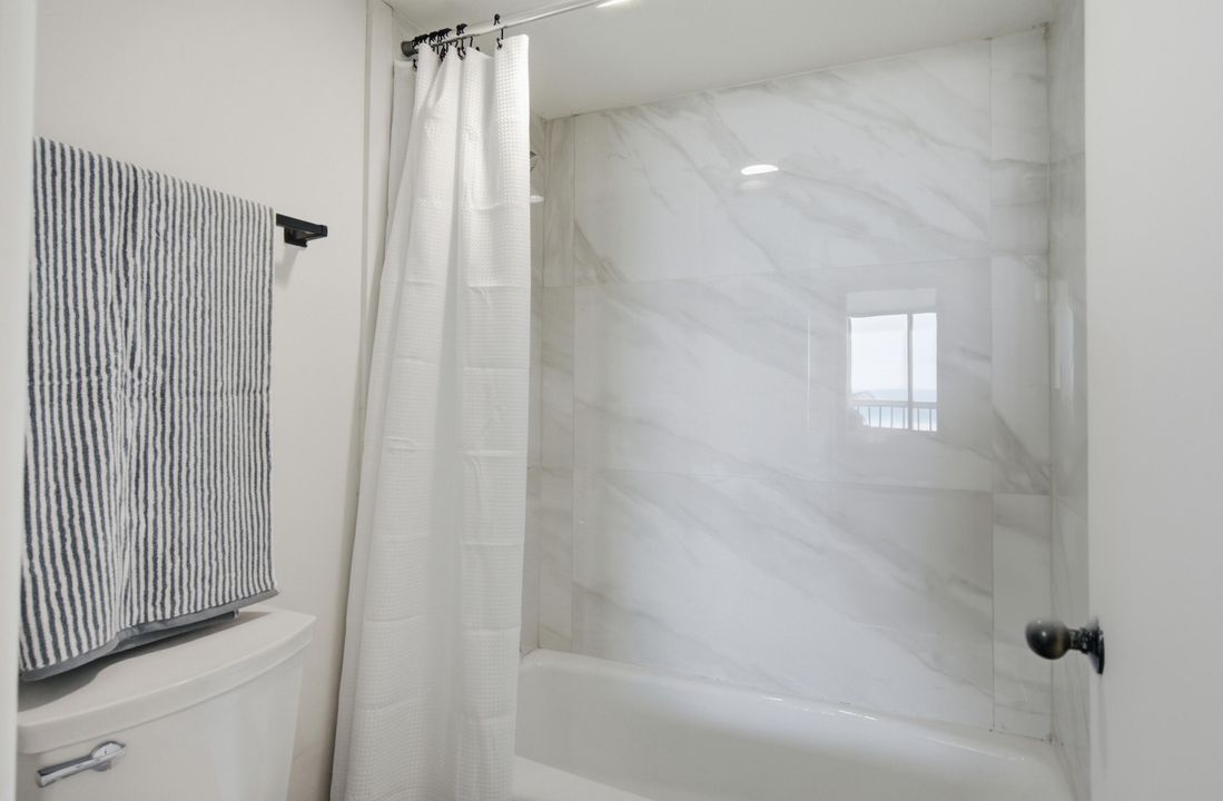 For Sale: $440,000 (1 beds, 2 baths, 1011 Square Feet)